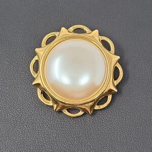 Vintage 80's Monet Signed Button Brooch Pin Gold Tone Large‎ Faux Pearl Center